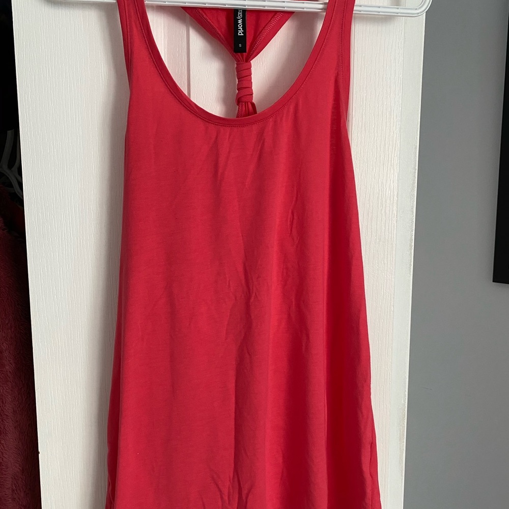 4 Tank tops - Picture 3 of 8